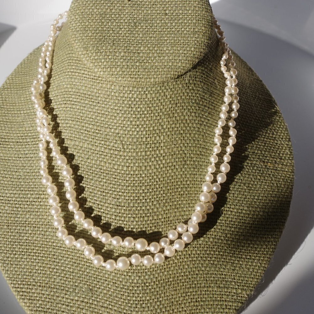 Women`s white graduated pearls hand knotted